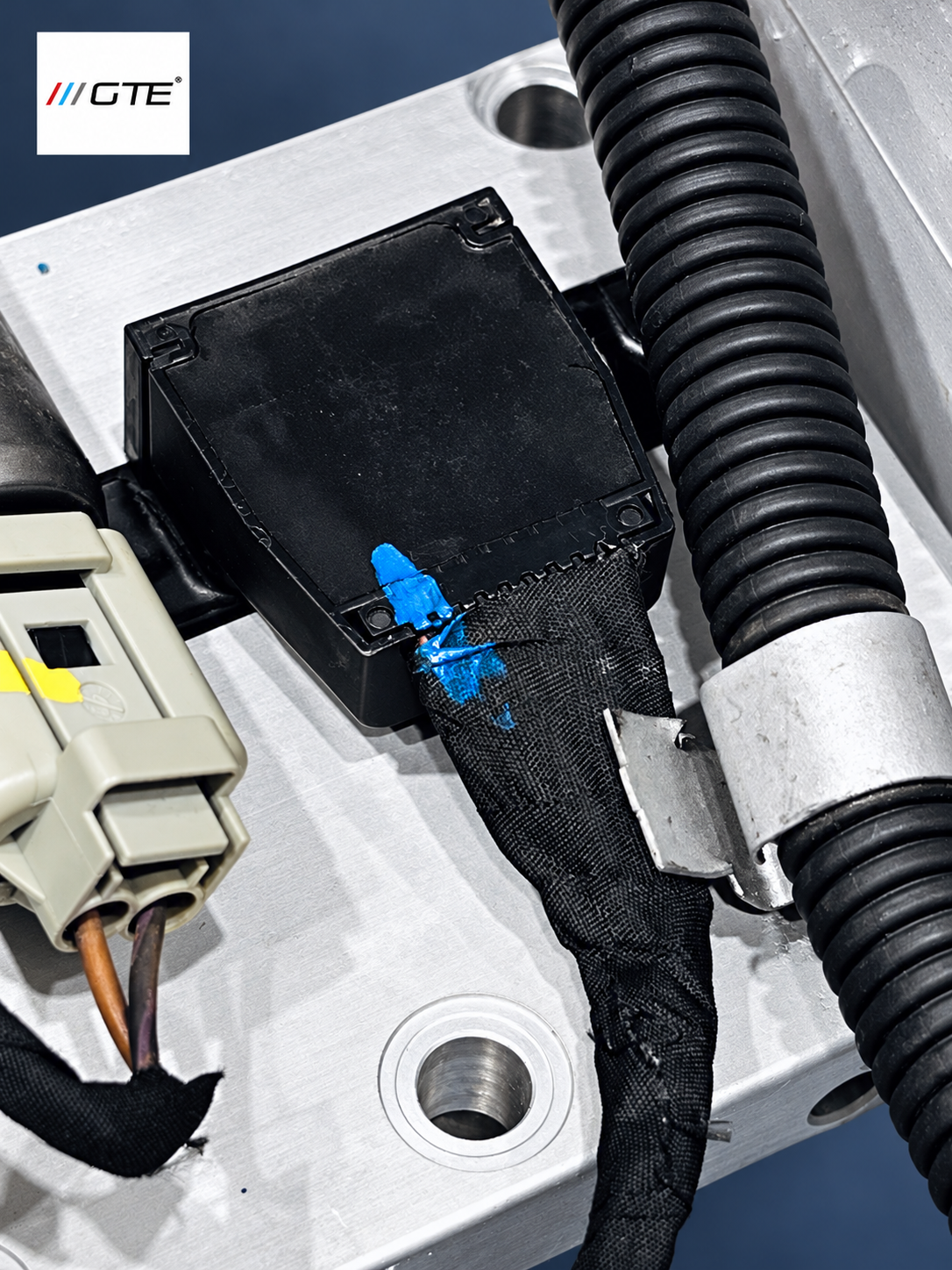 21542282998 BMW M5/M6 SMG III system reference: electrical connector and wiring loom on the aluminum hydraulic unit