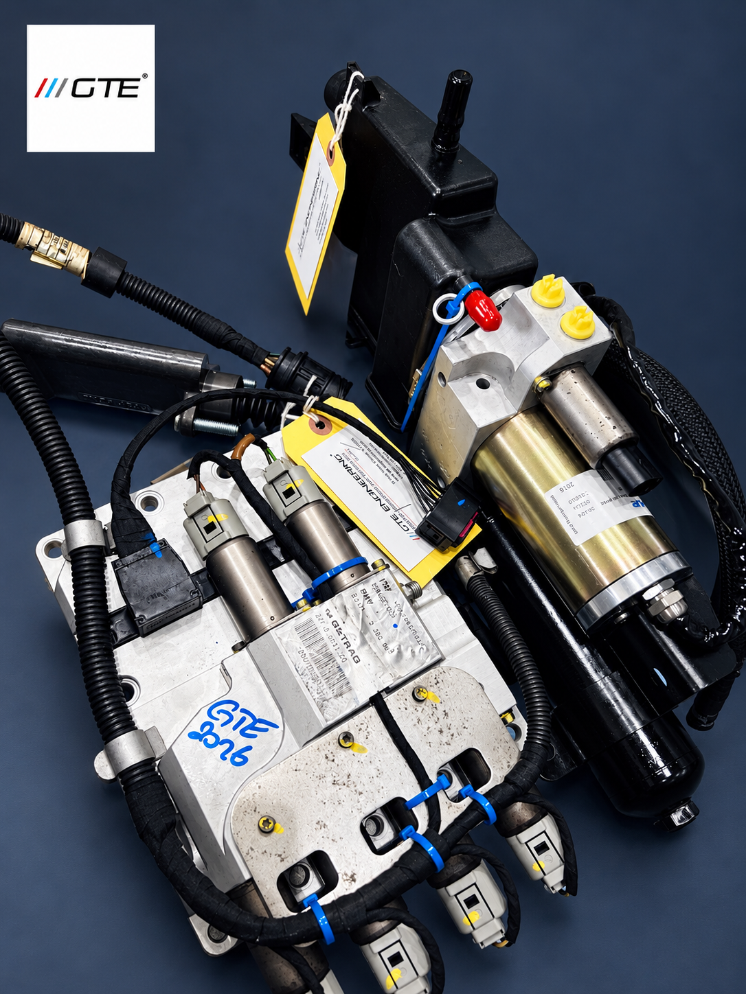 21542282998 BMW M5/M6 SMG III system reference: angled view of hydraulic control unit, pump motor and reservoir