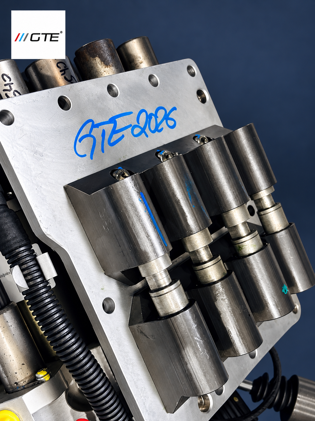 21542282998 BMW M5/M6 SMG III system reference: hydraulic valve block and solenoid detail with GTE markings