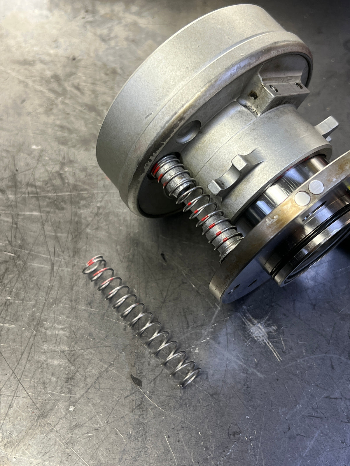 Clutch release bearing assembly with return spring on workbench